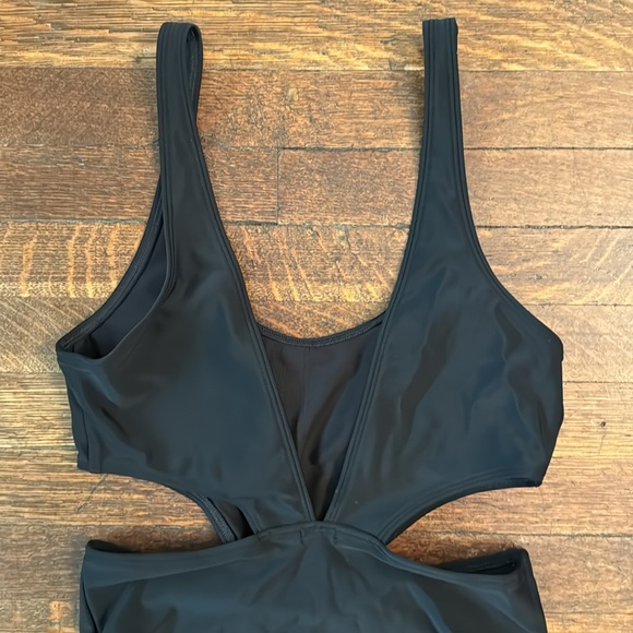 Aerie black one piece swimsuit cut out sides v back lined - Picture 4 of 4